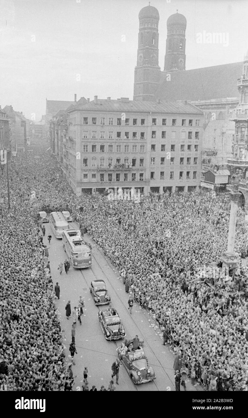 Il treno con la squadra nazionale di calcio tedesca arrivò a Monaco di Baviera il 6.7.1954. I giocatori e il personale di coaching sono state portate alla City Hall dalle automobili e autobus attraverso il tifo folla. L'amministrazione della città e molte aziende avevano dato un giorno di riposo per i loro dipendenti, decine di migliaia di persone erano in attesa nel centro della città per la ricezione dei campioni del mondo dal sindaco Wimmer. Foto Stock