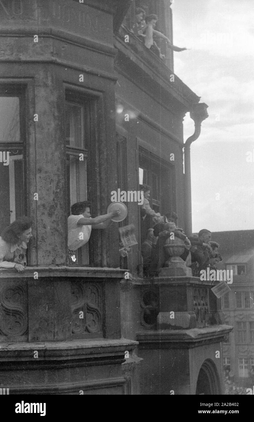 Il treno con la squadra nazionale di calcio tedesca arrivò a Monaco di Baviera il 6.7.1954. I giocatori e il personale di coaching sono state portate alla City Hall dalle automobili e autobus attraverso il tifo folla. L'amministrazione della città e molte aziende avevano dato un giorno di riposo per i loro dipendenti, decine di migliaia di persone erano in attesa nel centro della città per la ricezione dei campioni del mondo dal sindaco Wimmer. Foto Stock