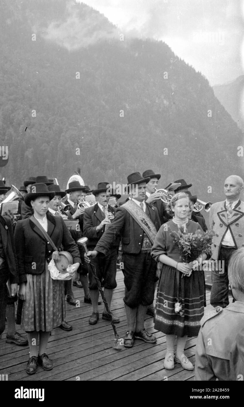 Un gruppo di musica Riproduzione di brani sulla penisola Hirschau in Schoenau am Koenigssee. Sulla penisola è meta di pellegrinaggio di San Bartolomeo la Chiesa. Foto Stock