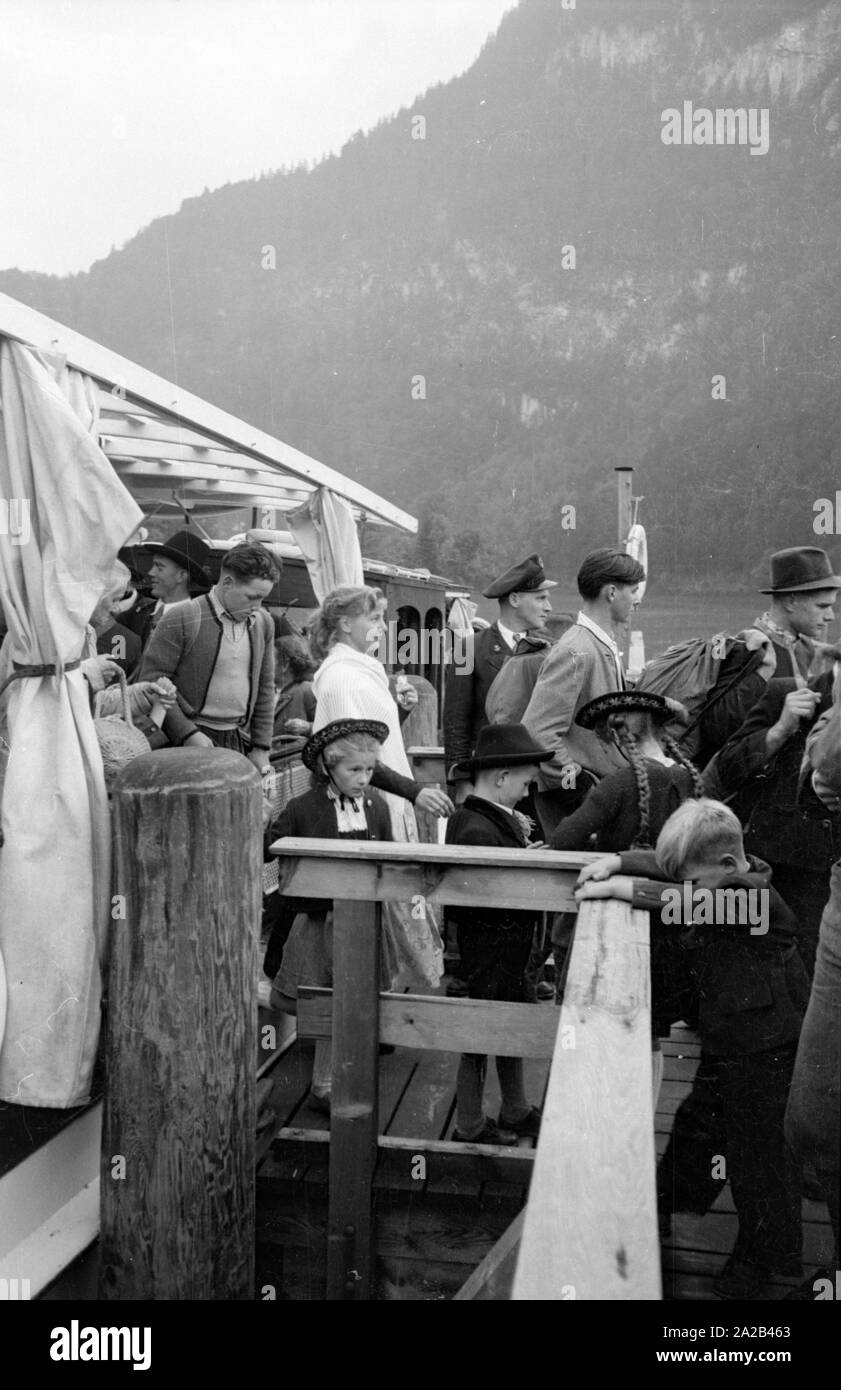 La foto mostra i partecipanti di Almer pellegrinaggio, che sbarcherà sulla penisola di Hirschau dove si trova la meta del pellegrinaggio, la Cappella di San Bartolomeo. Foto Stock
