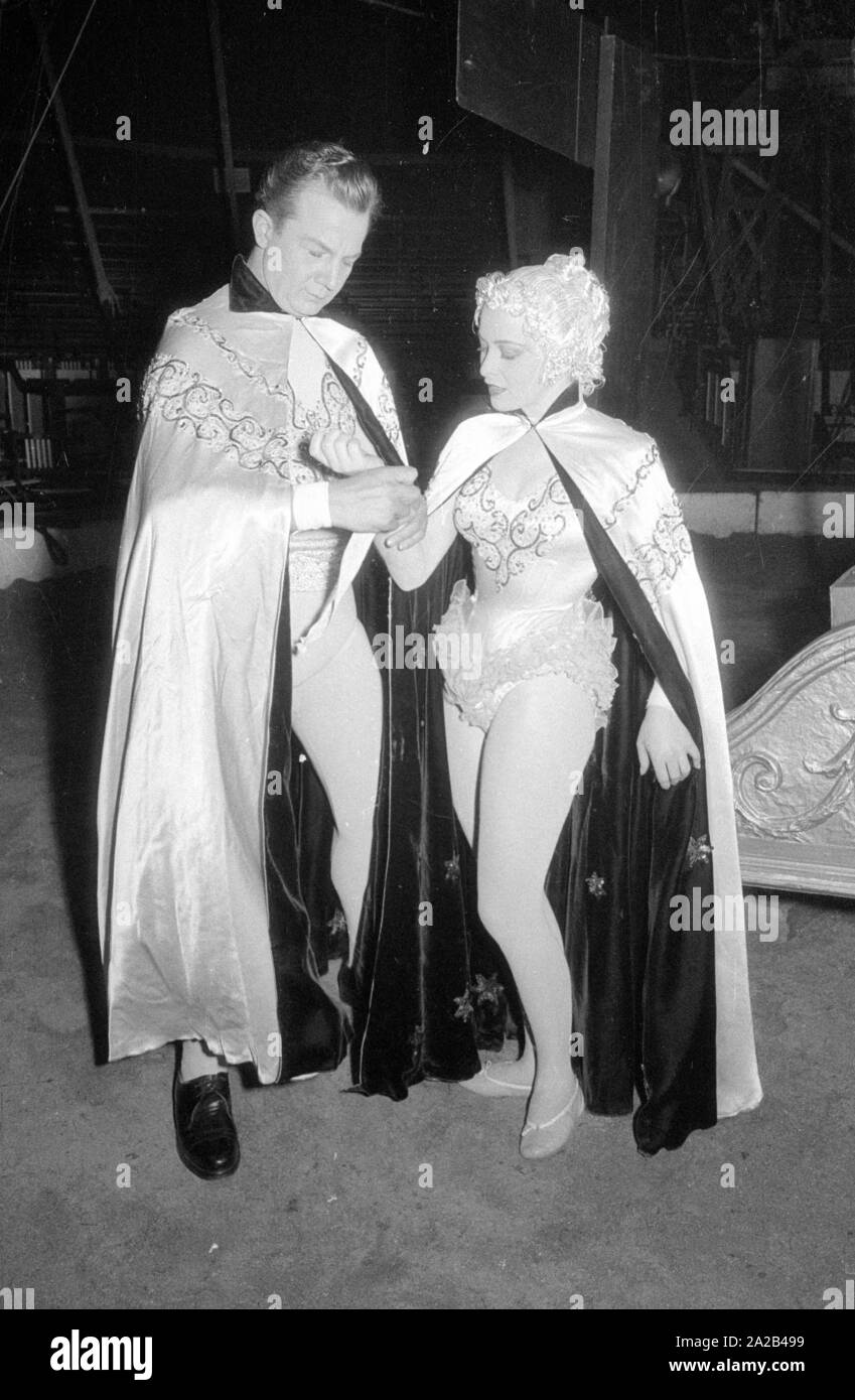 Le riprese del film "Koenig der Manege' con Rudolf Schock, Germaine Damar e Fritz Imhoff nei ruoli principali. La foto mostra Rudolf Schock e Germaine Damar nei loro costumi. Foto Stock