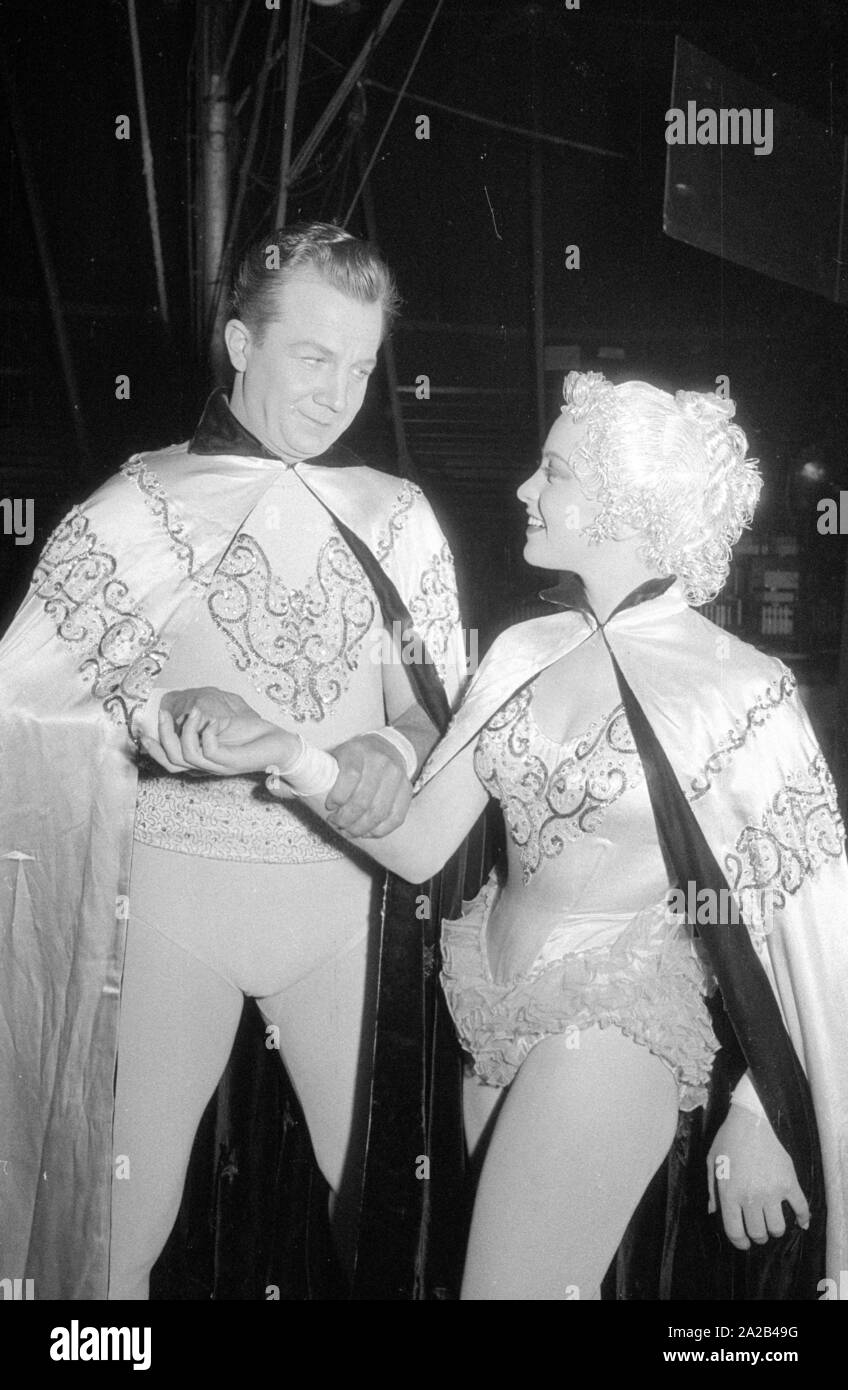 Le riprese del film "Koenig der Manege' con Rudolf Schock, Germaine Damar e Fritz Imhoff nei ruoli principali. La foto mostra Rudolf Schock e Germaine Damar nei loro costumi. Foto Stock