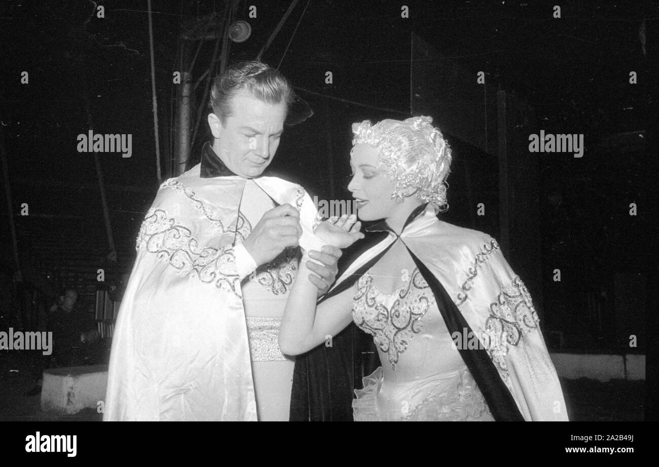 Le riprese del film "Koenig der Manege' con Rudolf Schock, Germaine Damar e Fritz Imhoff nei ruoli principali. La foto mostra Rudolf Schock e Germaine Damar nei loro costumi. Foto Stock