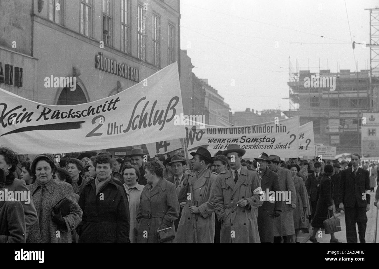 A Monaco di Baviera diverse proteste sono state detenute nel 1953/54 contro i nuovi orari di apertura prolungati (e quindi le ore di lavoro) di negozi di sabato. Il talvolta violenti scontri erano a quel tempo denominata "Ladenschlusskrieg' (orario di chiusura guerra), come la polizia municipale utilizzato un alto livello di violenza. Foto di manifestanti con striscioni e cartelloni. Foto Stock