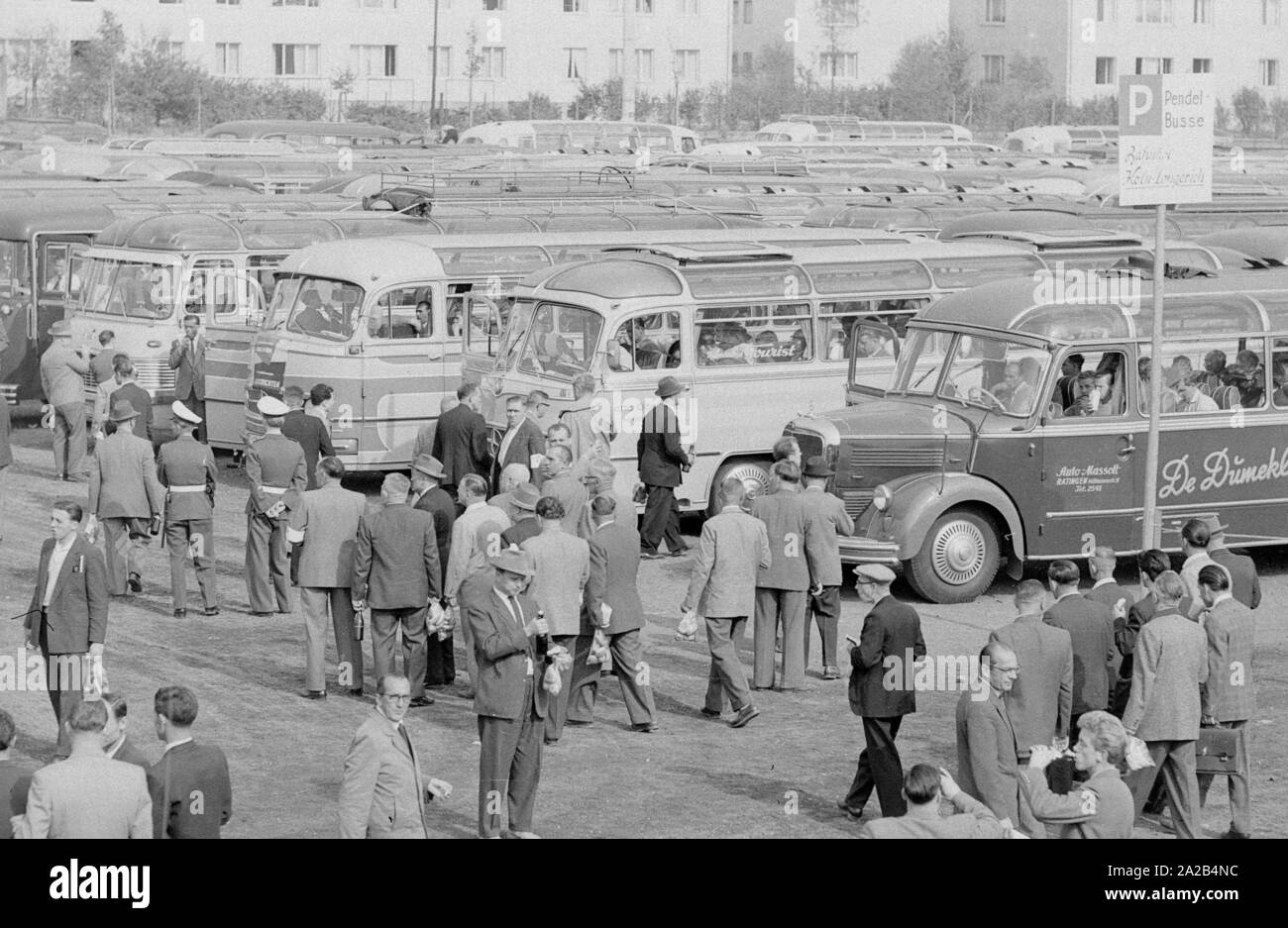 Foto di dimostrare i minatori che sono appena arrivati a Bonn in autobus per prendere parte alla dimostrazione di massa di minatori. In corrispondenza dei minatori protesta del 1959, più di 60.000 membri della IG Bergbau ha preso parte al 'Marsch nach Bonn" ('Marcata a Bonn"). Essi vennero a Bonn da molte grandi città tedesche da treni speciali, gli autobus e i vaporetti del Reno. Foto Stock