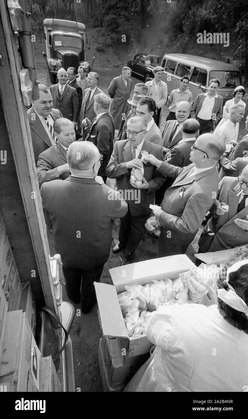 In corrispondenza dei minatori protesta del 1959, più di 60.000 membri della IG Bergbau ha preso parte al 'Marsch nach Bonn" ('Marcata a Bonn"). Essi vennero a Bonn da molte grandi città tedesche da treni speciali, gli autobus e i vaporetti del Reno. L'IG Bergbau fornito buoni pasto ai partecipanti.. Il cibo è stato distribuito da carrelli al i luoghi di ritrovo. In medio (con un rotolo di pane sacco), l ex presidente del DGB Willi Richter. Foto Stock