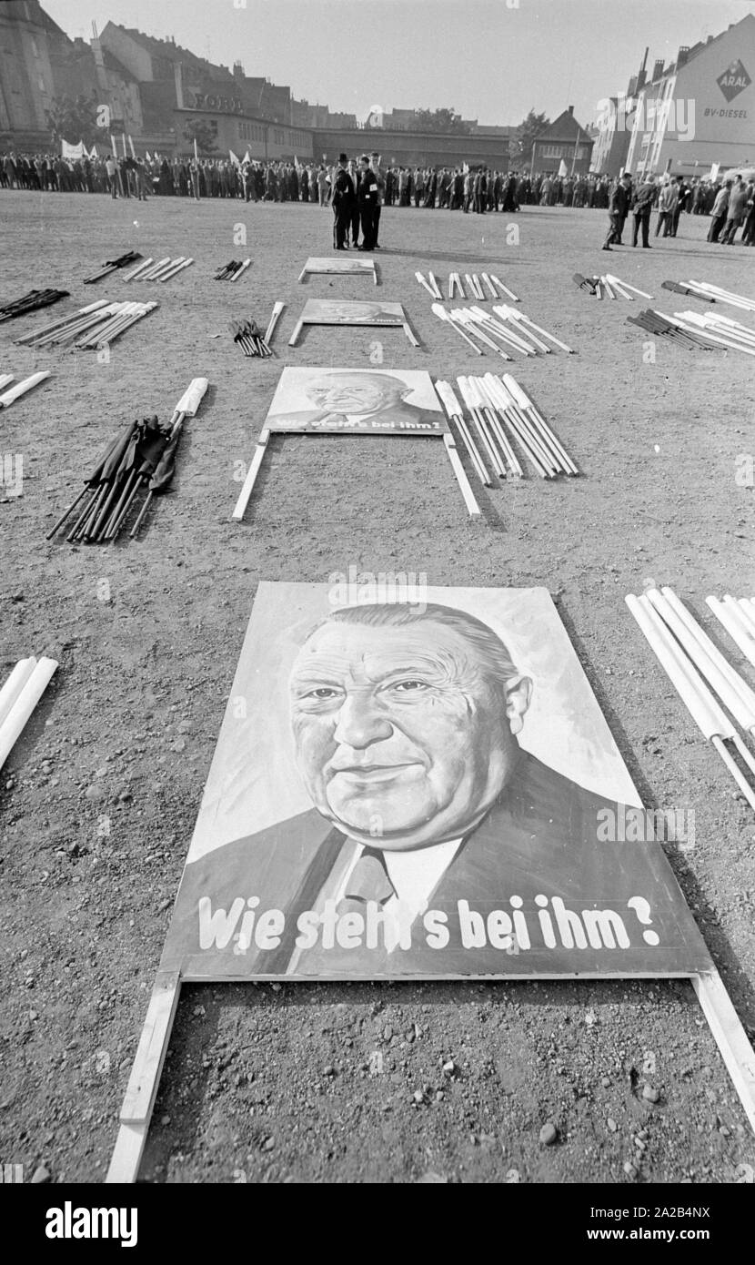 In corrispondenza dei minatori protesta del 1959, più di 60.000 membri della IG Bergbau ha preso parte al 'Marsch nach Bonn" ('Marcata a Bonn"). Essi vennero a Bonn da molte grandi città tedesche da treni speciali, gli autobus e i vaporetti del Reno. La foto mostra la diffusione di manifesti e reso i flag per la dimostrazione. Foto Stock