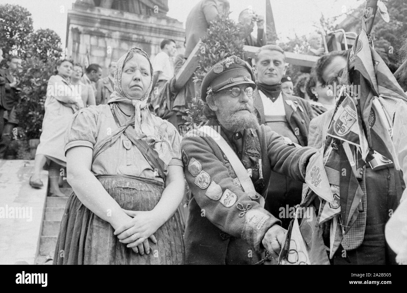 Al tengono annualmente Sudeti tedesco giorno (in precedenza: Sudeti riunione) tedeschi dei Sudeti provenienti da tutta la Repubblica federale è venuto insieme. Per la maggior parte le città bavaresi sono stati selezionati per questo evento, poiché la maggioranza dei Sudeti profughi tedeschi vi si insediarono. La foto mostra i partecipanti in costumi su per le scale nella parte anteriore della Baviera. L'uomo in primo piano è in possesso di un bastone appeso con fiamme. Foto Stock