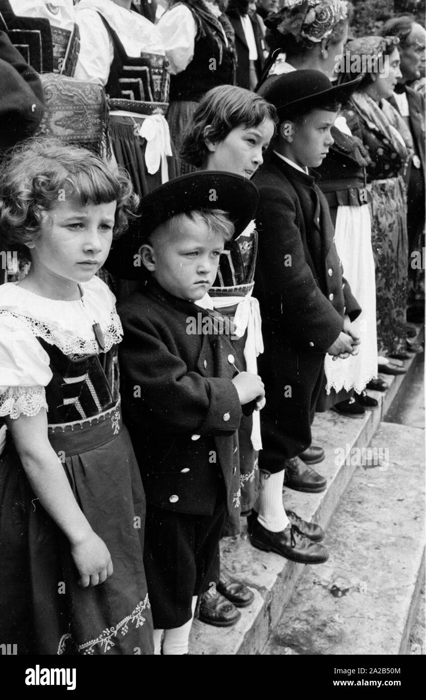 Al tengono annualmente Sudeti tedesco giorno (in precedenza: Sudeti riunione) tedeschi dei Sudeti provenienti da tutta la Repubblica federale è venuto insieme. Per la maggior parte le città bavaresi sono stati selezionati per questo evento, poiché la maggioranza dei Sudeti profughi tedeschi vi si insediarono. La foto mostra i bambini in costume. Foto Stock