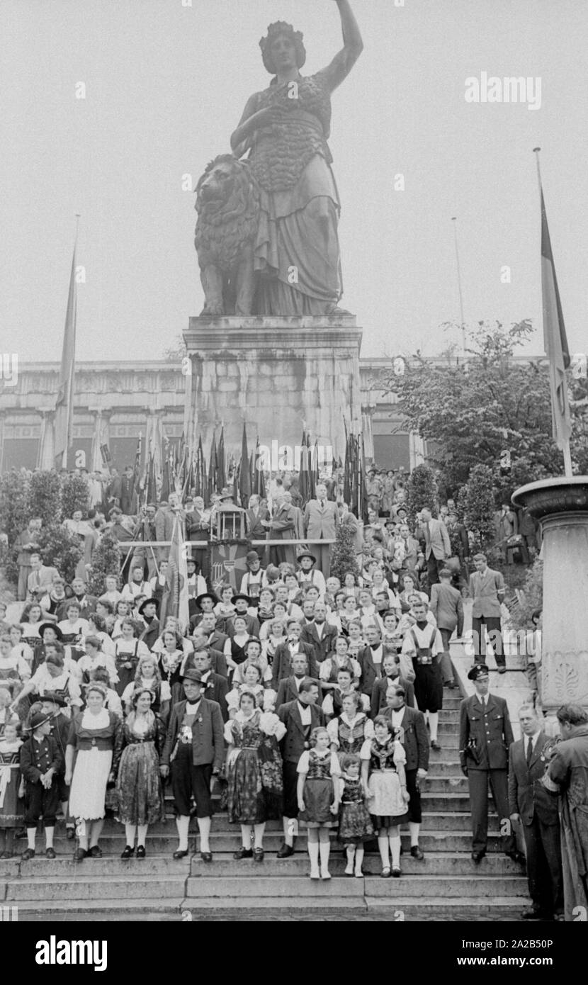 Al tengono annualmente Sudeti tedesco giorno (in precedenza: Sudeti riunione) tedeschi dei Sudeti provenienti da tutta la Repubblica federale è venuto insieme. Per la maggior parte le città bavaresi sono stati selezionati per questo evento, poiché la maggioranza dei Sudeti profughi tedeschi vi si insediarono. La foto mostra i partecipanti della riunione in costume di fronte alla Baviera. Foto Stock