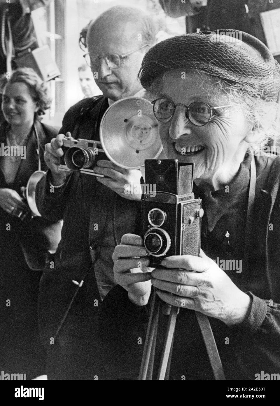 Due ospiti di prendere le foto di nozze. Foto Stock