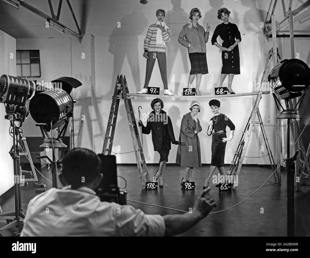 Fotografo e modelli durante una ripresa per il catalogo di moda Foto Stock