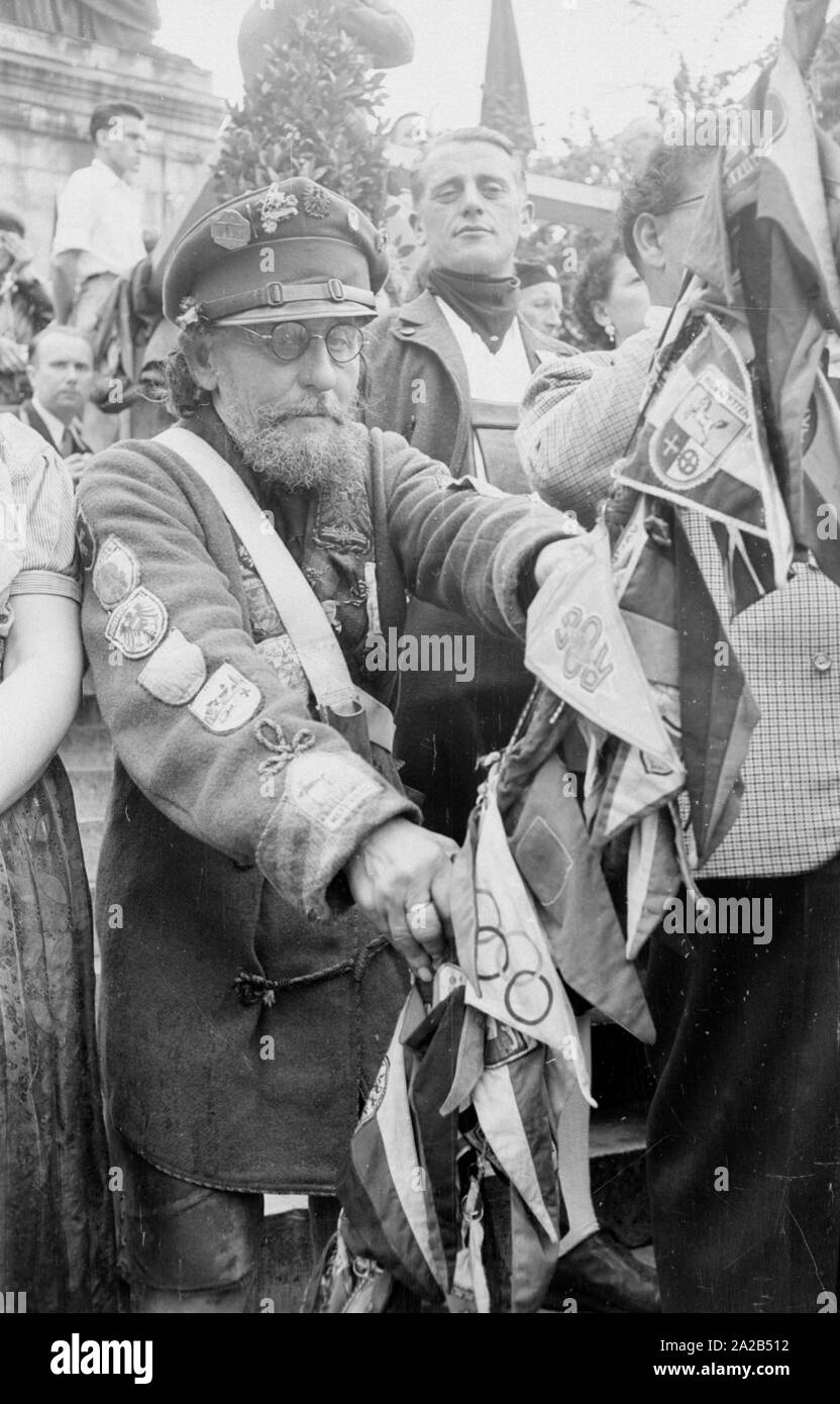 Al tengono annualmente Sudeti tedesco giorno (in precedenza: Sudeti riunione) tedeschi dei Sudeti provenienti da tutta la Repubblica federale è venuto insieme. Per la maggior parte le città bavaresi sono stati selezionati per questo evento, poiché la maggioranza dei Sudeti profughi tedeschi vi si insediarono. La foto mostra i partecipanti in costumi su per le scale nella parte anteriore della Baviera. L'uomo in primo piano è in possesso di un bastone appeso con fiamme. Foto Stock