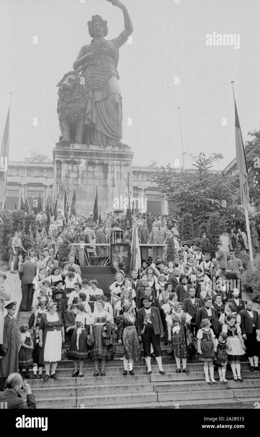 Al tengono annualmente Sudeti tedesco giorno (in precedenza: Sudeti riunione) tedeschi dei Sudeti provenienti da tutta la Repubblica federale è venuto insieme. Per la maggior parte le città bavaresi sono stati selezionati per questo evento, poiché la maggioranza dei Sudeti profughi tedeschi vi si insediarono. La foto mostra i partecipanti della riunione in costume di fronte alla Baviera. Foto Stock