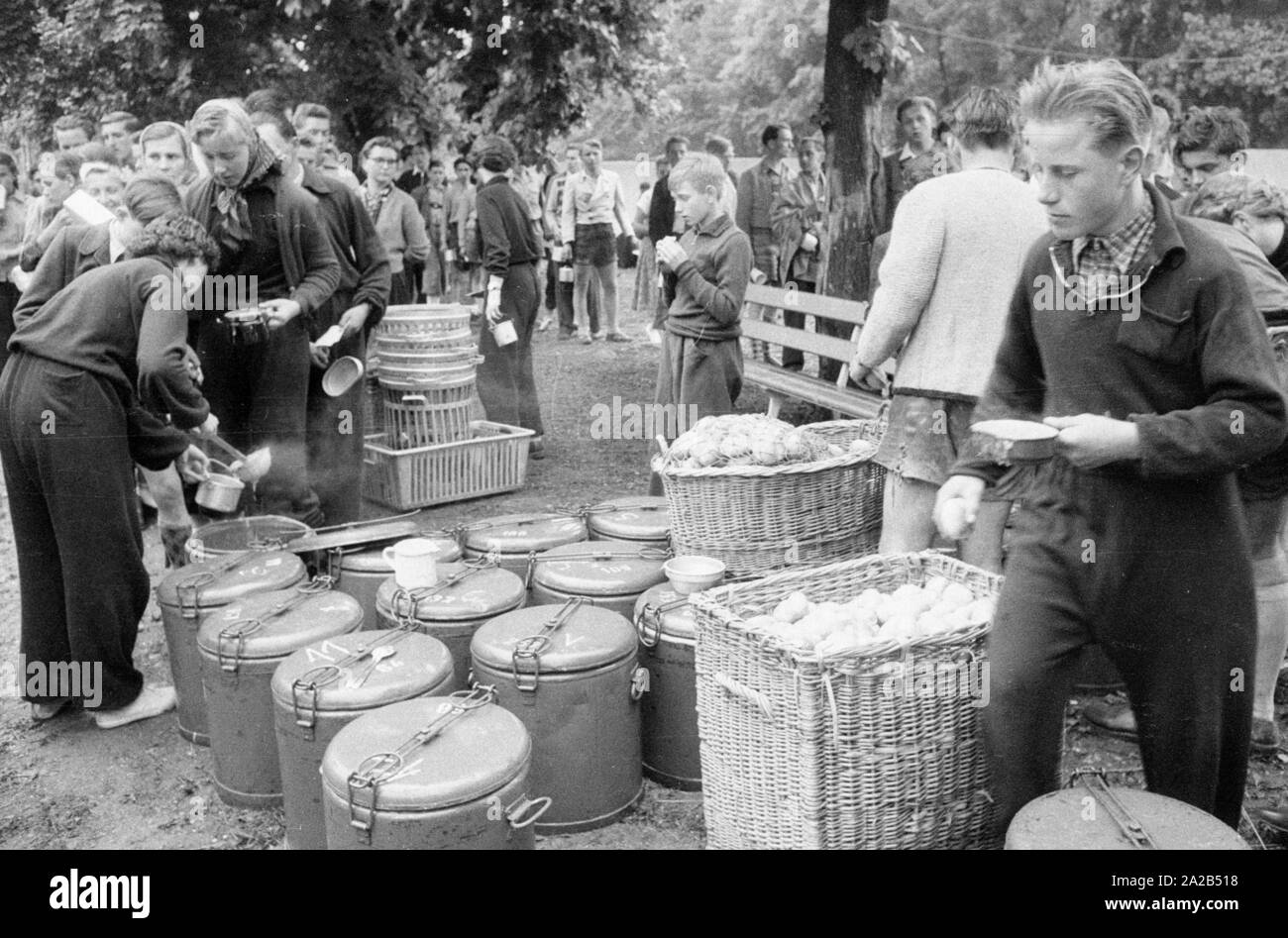 Al tengono annualmente Sudeti tedesco giorno (in precedenza: Sudeti riunione) tedeschi dei Sudeti provenienti da tutta la Repubblica federale è venuto insieme. Per la maggior parte le città bavaresi sono stati selezionati per questo evento, poiché la maggioranza dei Sudeti profughi tedeschi vi si insediarono. La foto mostra le stazioni di ristoro per i partecipanti della riunione. La minestra è distribuito da molti grandi pentole, ceste piene di rotoli di stand nelle vicinanze. Foto Stock