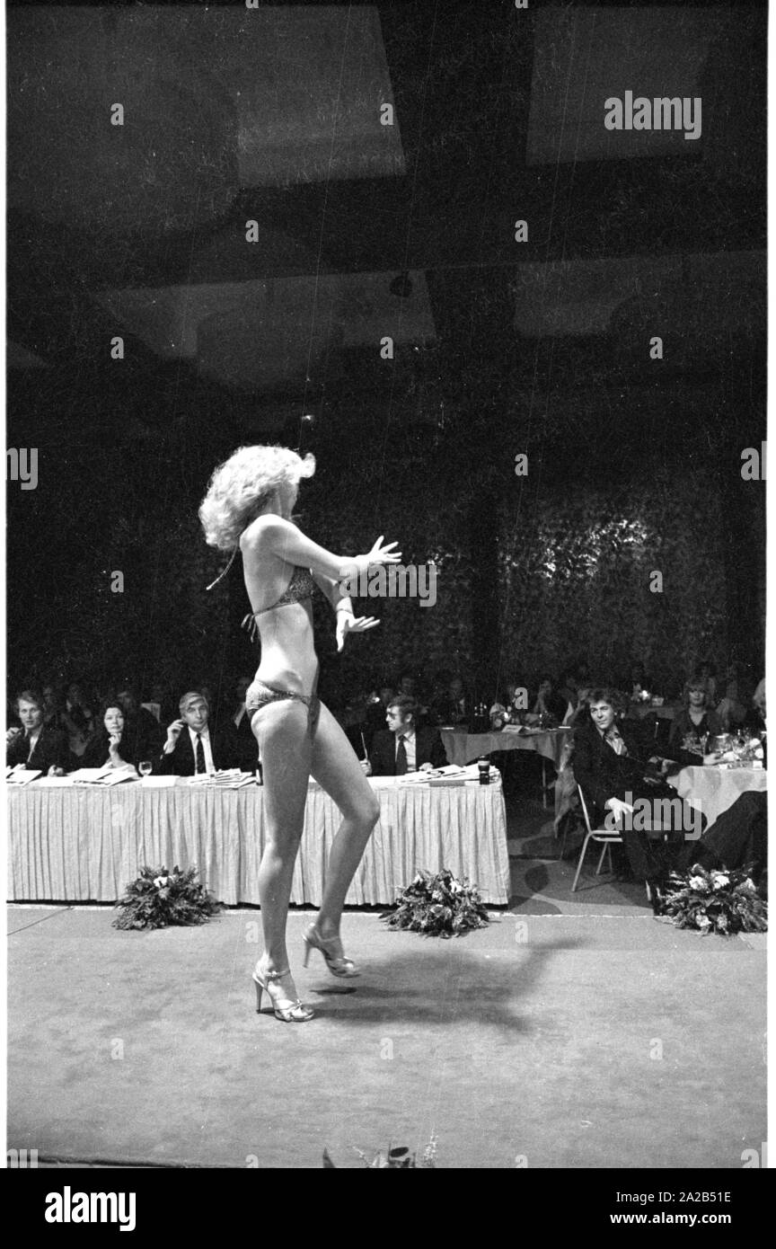 Elezione di 'Miss Sueddeutschland', organizzato dalla precedente vincitore Dagmar Winkler (più tardi: Dagmar Woehrl) in una sala dell'Hilton Hotel di Monaco di Baviera. La foto mostra un partecipante sulla passerella. Foto Stock Elezione di 'Miss Sueddeutschland', organizzato dalla precedente vincitore Dagmar Winkler (più tardi: Dagmar Woehrl) in una sala dell'Hilton Hotel di Monaco di Baviera. La foto mostra un partecipante sulla passerella. Foto Stock