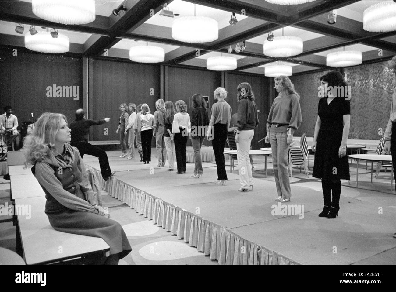 Elezione di 'Miss Sueddeutschland', organizzato dalla precedente vincitore Dagmar Winkler (più tardi: Dagmar Woehrl) in una sala dell'Hilton Hotel di Monaco di Baviera. La foto mostra i partecipanti durante la preparazione per il concorso, Dagmar Winkler orologi la formazione e fornisce alcuni suggerimenti per la finale. Foto Stock Elezione di 'Miss Sueddeutschland', organizzato dalla precedente vincitore Dagmar Winkler (più tardi: Dagmar Woehrl) in una sala dell'Hilton Hotel di Monaco di Baviera. La foto mostra i partecipanti durante la preparazione per il concorso, Dagmar Winkler orologi la formazione e fornisce alcuni suggerimenti per la finale. Foto Stock