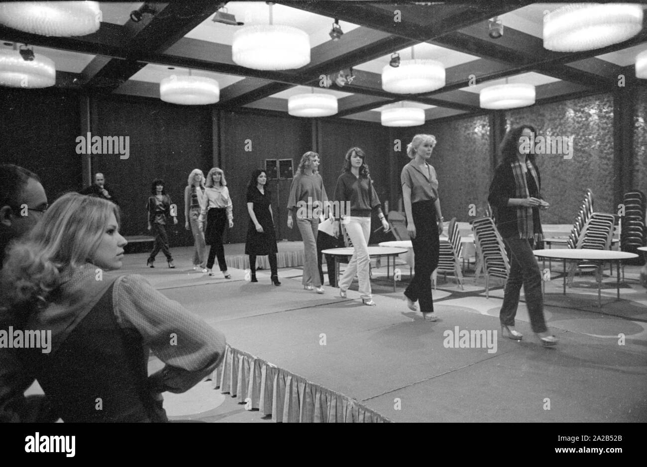 Elezione di 'Miss Sueddeutschland', organizzato dalla precedente vincitore Dagmar Winkler (più tardi: Dagmar Woehrl) in una sala dell'Hilton Hotel di Monaco di Baviera. La foto mostra i partecipanti durante la preparazione per il concorso, Dagmar Winkler orologi la formazione e fornisce alcuni suggerimenti per la finale. Foto Stock Elezione di 'Miss Sueddeutschland', organizzato dalla precedente vincitore Dagmar Winkler (più tardi: Dagmar Woehrl) in una sala dell'Hilton Hotel di Monaco di Baviera. La foto mostra i partecipanti durante la preparazione per il concorso, Dagmar Winkler orologi la formazione e fornisce alcuni suggerimenti per la finale. Foto Stock