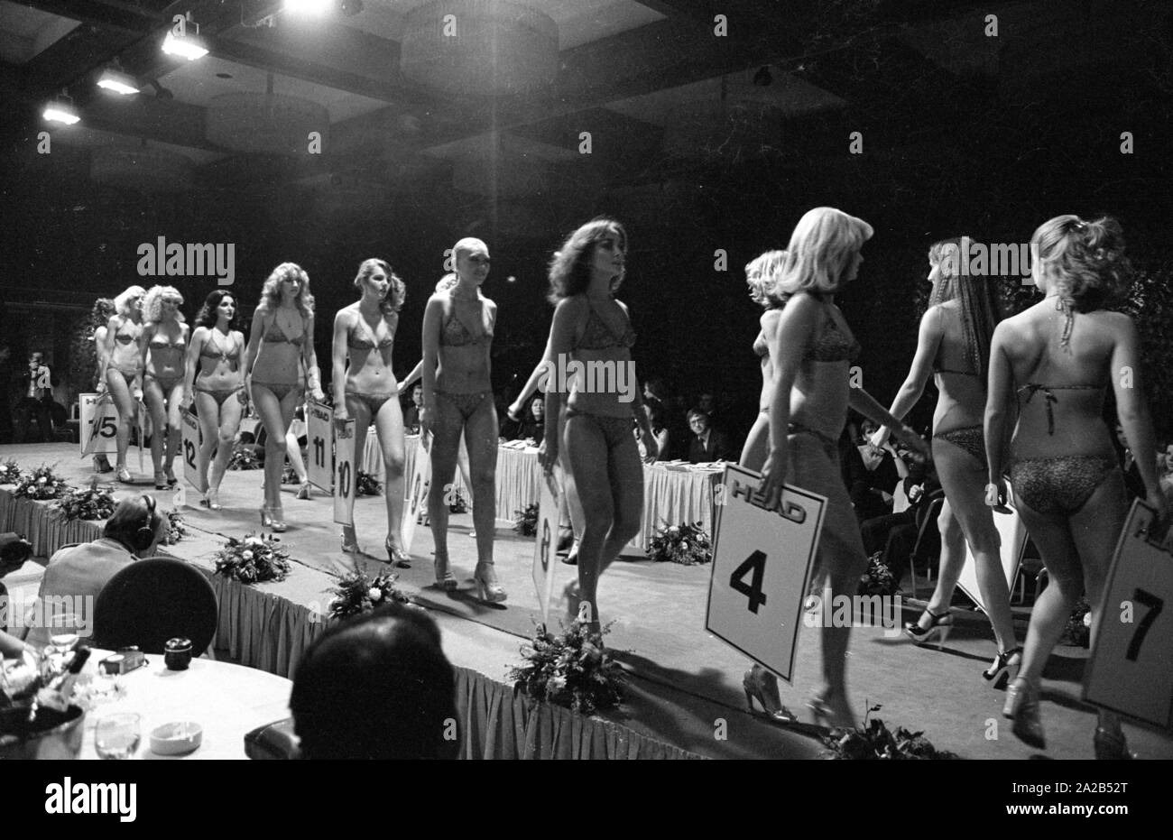 Elezione di 'Miss Sueddeutschland', organizzato dalla precedente vincitore Dagmar Winkler (più tardi: Dagmar Woehrl) in una sala dell'Hilton Hotel di Monaco di Baviera. La foto mostra i partecipanti sulla passerella, mantengono le piastre con i loro numeri. Foto Stock Elezione di 'Miss Sueddeutschland', organizzato dalla precedente vincitore Dagmar Winkler (più tardi: Dagmar Woehrl) in una sala dell'Hilton Hotel di Monaco di Baviera. La foto mostra i partecipanti sulla passerella, mantengono le piastre con i loro numeri. Foto Stock