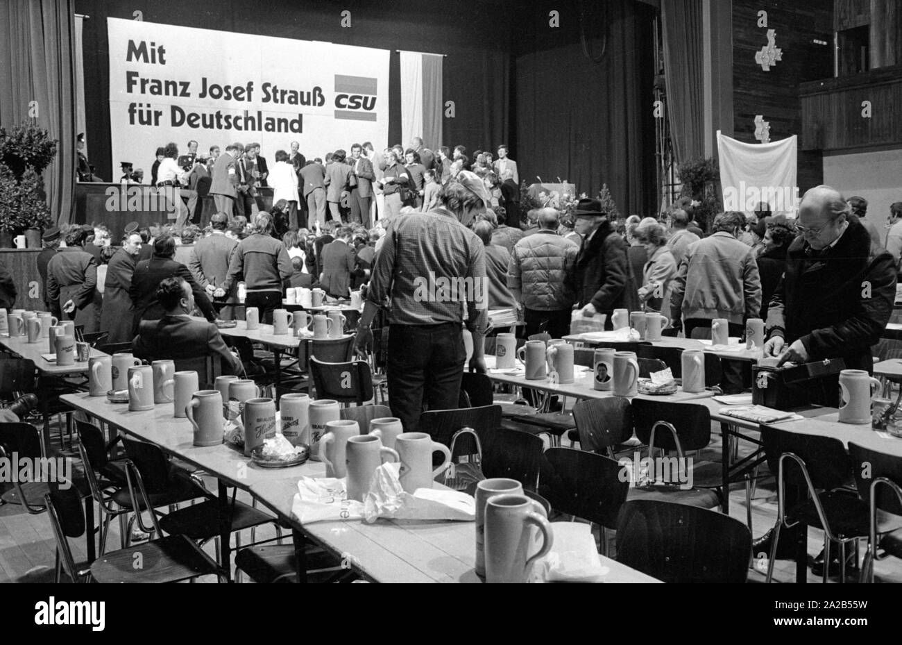La CSU hanno tenuto la loro politica di mercoledì delle ceneri in Nibelungenhalle in Passau in febbraio 20, 1980, che era senza dubbio una importante campagna elettorale considerando Strauss la candidatura per il cancelliere. Qui, in gran parte posti vuoti sulle lunghe ale-panche. Presumibilmente, l'evento aveva appena giunto alla fine. Sul palco, Strauss è assediata da numerosi giornalisti, che probabilmente la questione lui circa la sua candidatura. Foto Stock La CSU hanno tenuto la loro politica di mercoledì delle ceneri in Nibelungenhalle in Passau in febbraio 20, 1980, che era senza dubbio una importante campagna elettorale considerando Strauss la candidatura per il cancelliere. Qui, in gran parte posti vuoti sulle lunghe ale-panche. Presumibilmente, l'evento aveva appena giunto alla fine. Sul palco, Strauss è assediata da numerosi giornalisti, che probabilmente la questione lui circa la sua candidatura. Foto Stock