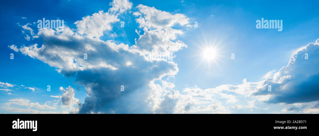 Sonne, Wolken und blauer Himmel Foto Stock