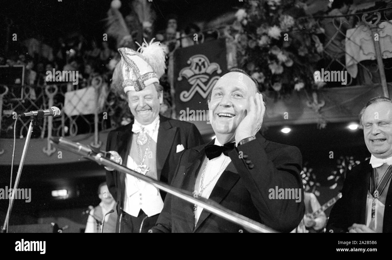 L annuale Karl Valentin ordine del Monaco di Baviera carnevale Narrhalla società è stato aggiudicato al Hans-Dietrich GENSCHER nel 1982. Foto di Genscher con il presidente della società sul palcoscenico alla cerimonia di consegna del premio. Foto Stock L annuale Karl Valentin ordine del Monaco di Baviera carnevale Narrhalla società è stato aggiudicato al Hans-Dietrich GENSCHER nel 1982. Foto di Genscher con il presidente della società sul palcoscenico alla cerimonia di consegna del premio. Foto Stock