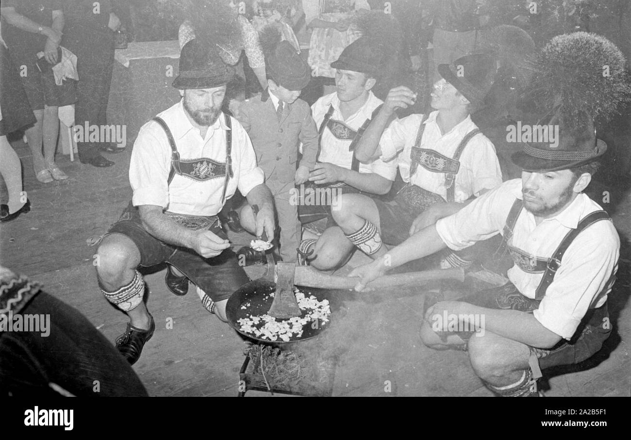 La foto mostra le prestazioni di un gruppo in costumi tradizionali nel tendone della Fischer-Vroni, in questo giorno, tra gli altri, l'allora Cancelliere federale Willy Brandt era anche presente come ospite. Foto Stock