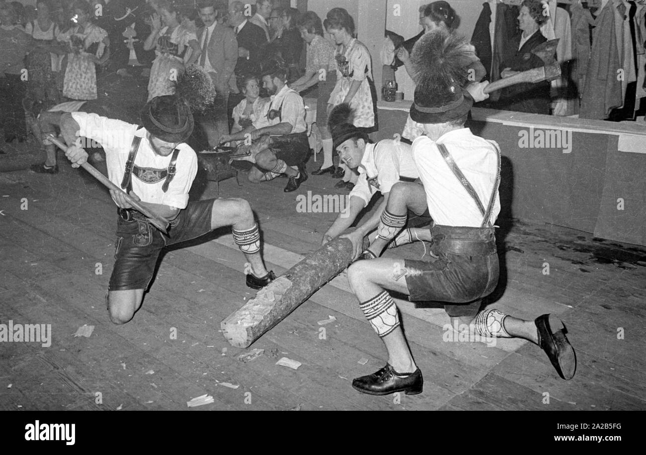 La foto mostra le prestazioni di un gruppo in costumi tradizionali nel tendone della Fischer-Vroni, in questo giorno, tra gli altri, l'allora Cancelliere federale Willy Brandt era anche presente come ospite. Foto Stock