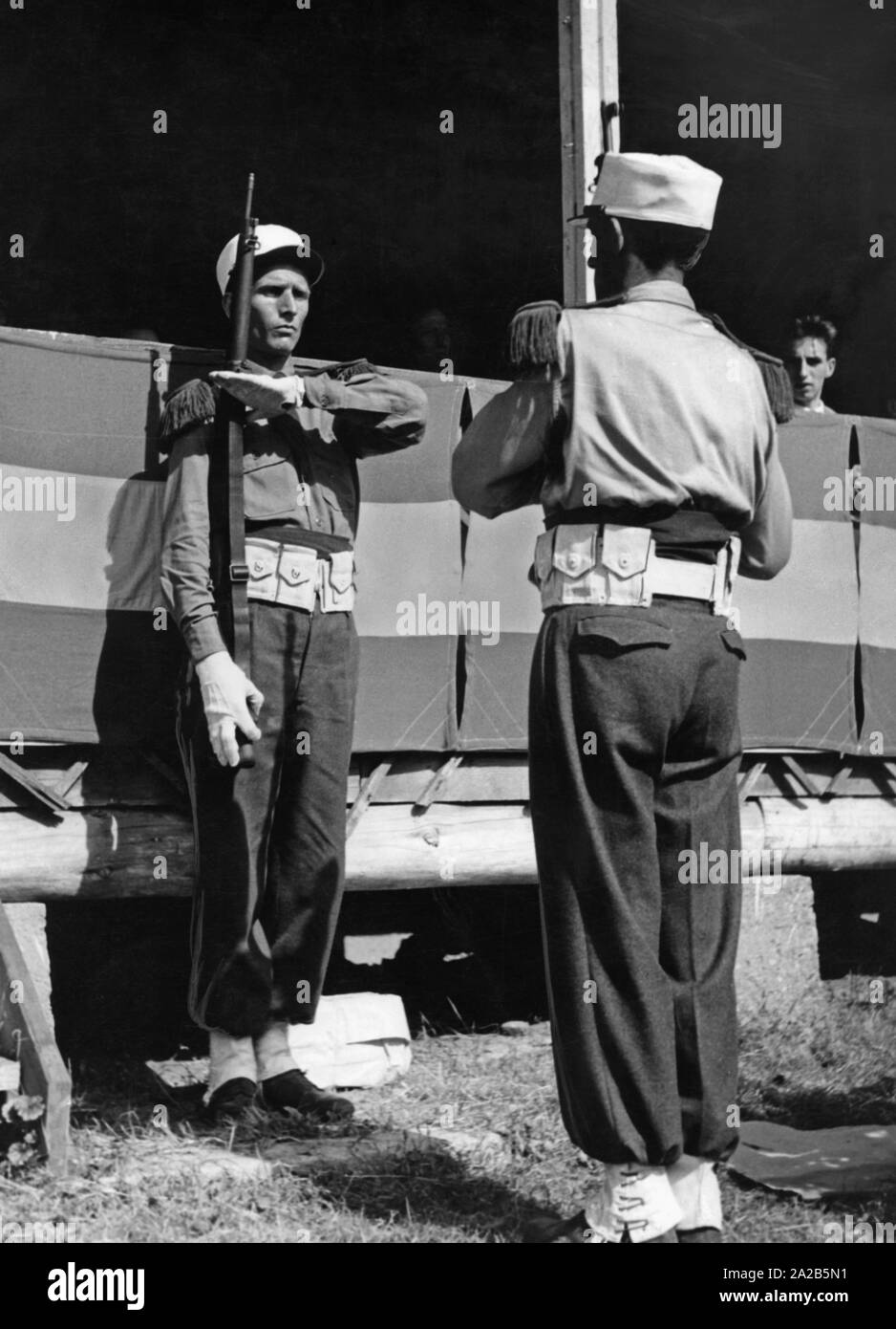 Due legionari stranieri, compresi un tedesco, eseguire un azione militare. Foto Stock