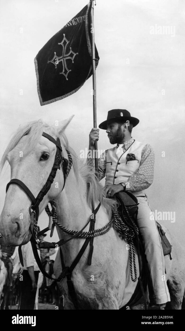 Il 'mandriani', montato allevatori bovini che guardia dei pascoli, prendere parte alla solenne processione a Saintes Maries datata (foto). Foto Stock