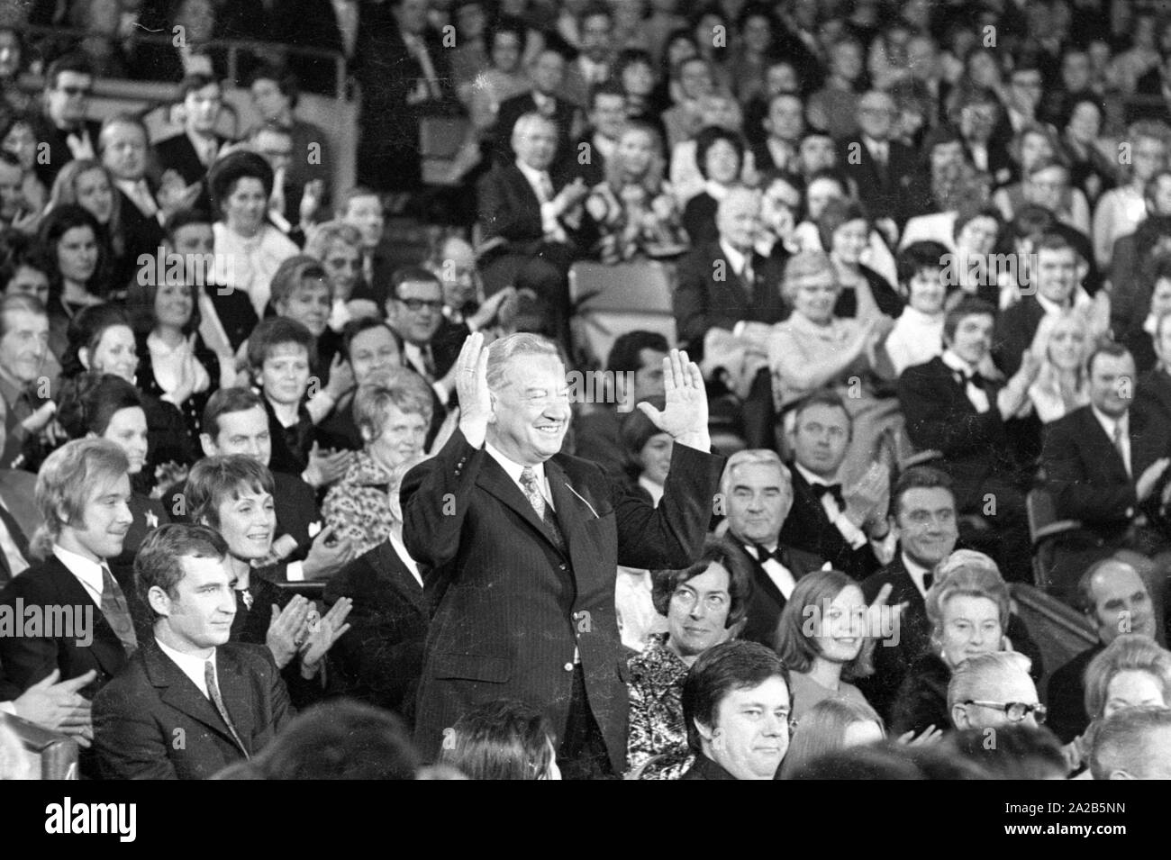 Una carità show televisivo 'Die Goldene Zehn' (noto anche come 'Stelle in der Manege') attirati anche politici di alto rango figure. Foto di Alfons Goppel ( Primo Ministro della Baviera al momento) in piedi in platea, probabilmente egli viene salutata dal moderatore personalmente. Foto Stock