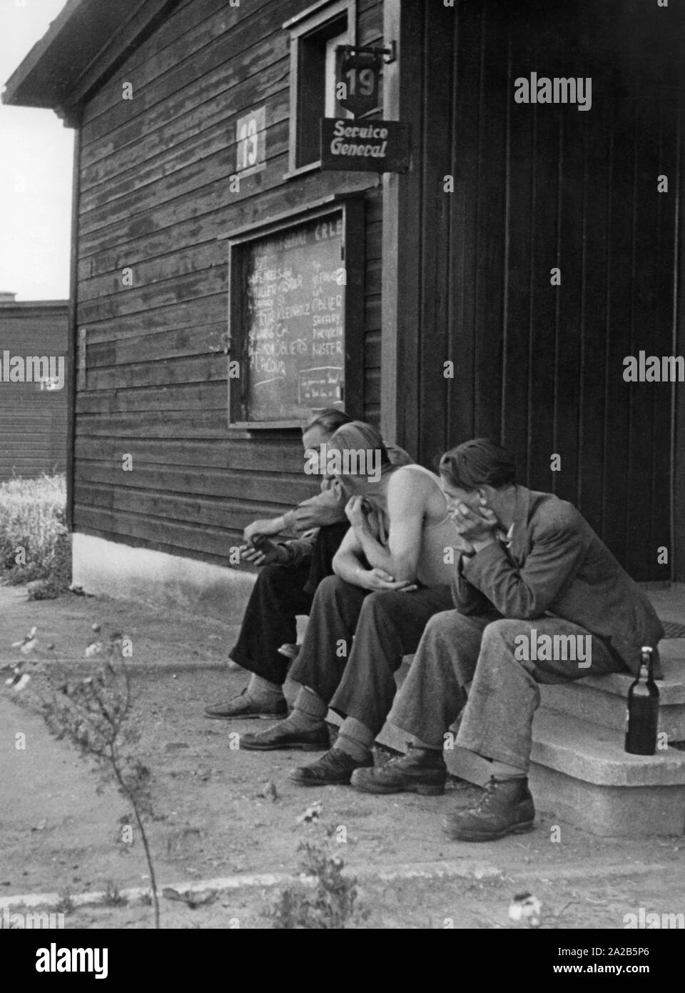 Nel centro di accoglienza, tre reclute sono in attesa di un loro esame medico per l'iscrizione alla Legione Straniera francese (Foto non datata, presumibilmente 1951). Foto Stock
