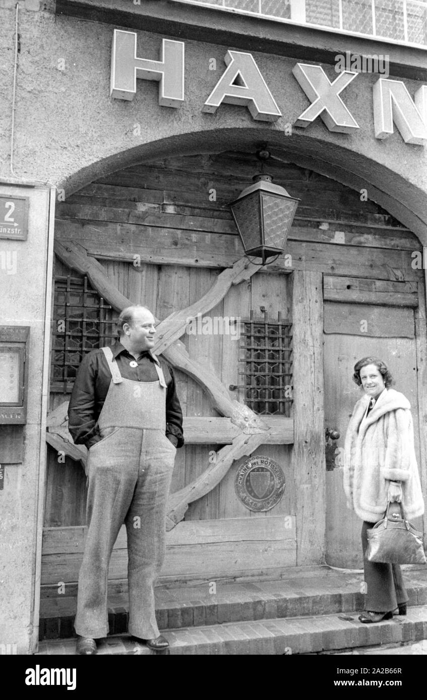Dan Blocker, che svolge il ruolo di Hoss Cartwright nella serie televisiva Bonanza, con sua moglie Dolphia Parker di fronte al portale del ristorante Haxn-Bauer a Monaco di Baviera. Foto Stock