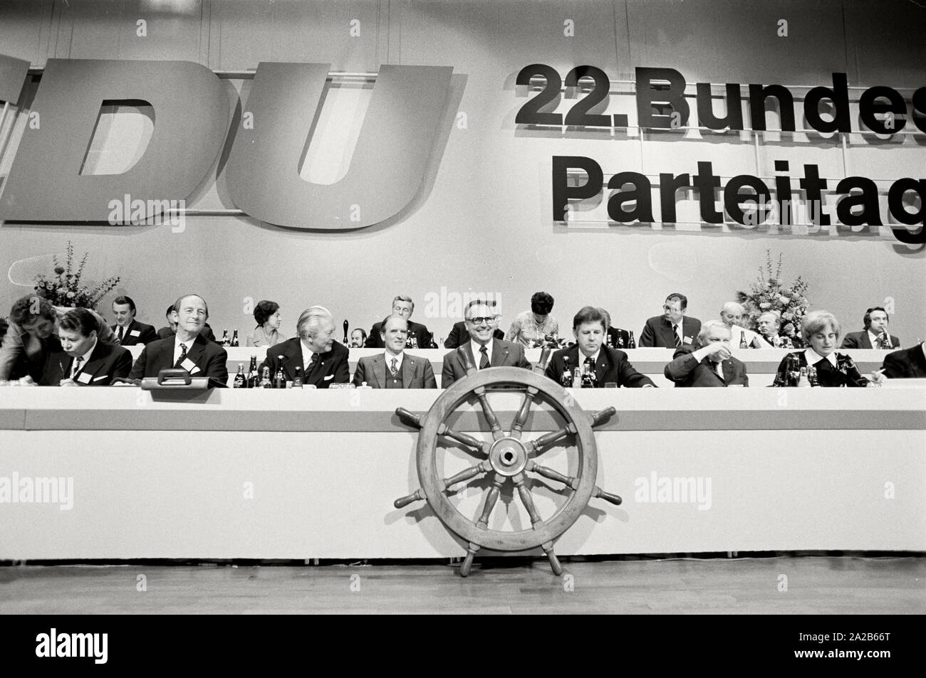 Germania. Amburgo. Novembre 1973. CDU congresso di partito nel Centro Congressi di Amburgo. Da sinistra.: Hans Filbinger (terza da sinistra), Kurt Georg Kiesinger, Karl Carstens, Helmut Kohl, Kurt Biedenkopf, Ludwig Ebert e Helga Wex al congresso del partito in Amburgo. Foto Stock