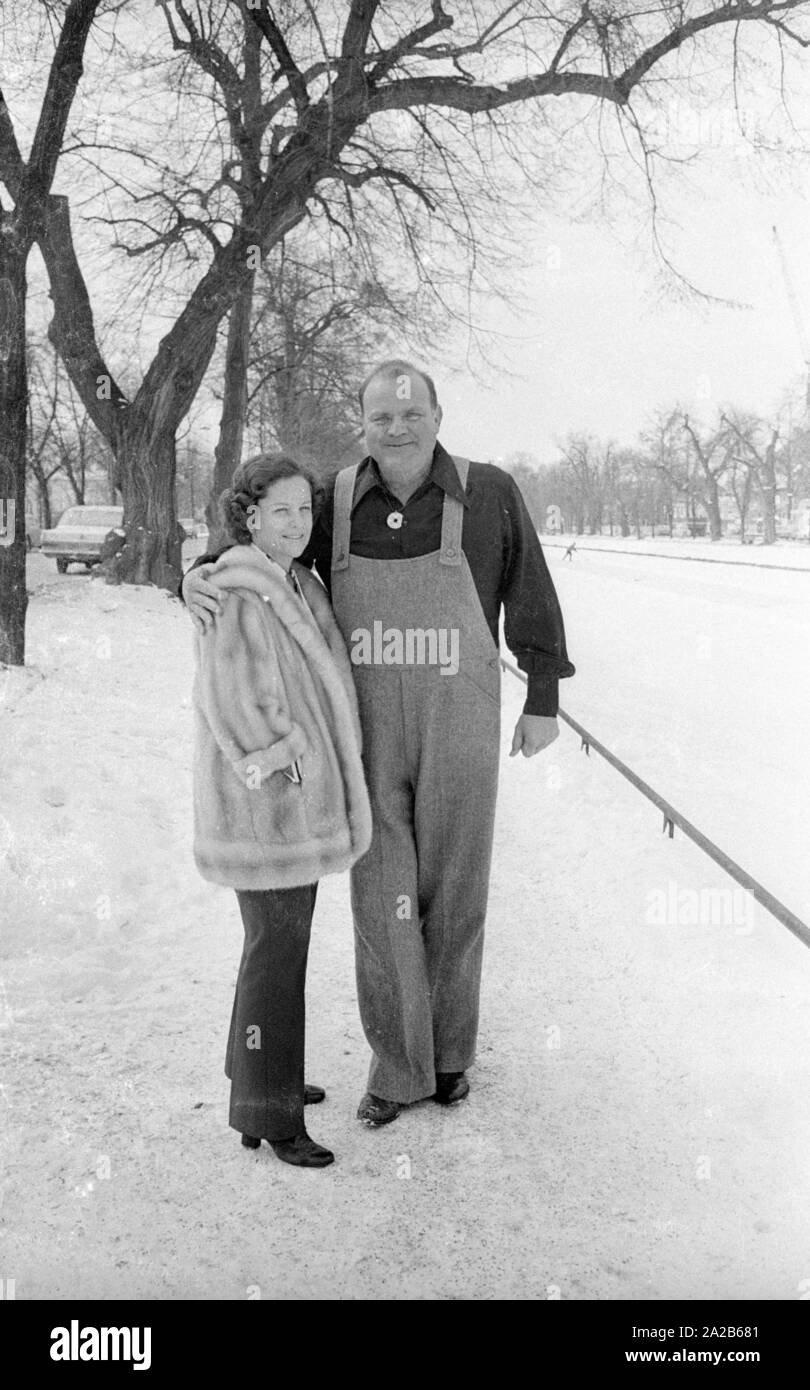 Dan Blocker, che svolge il ruolo di Hoss Cartwright nella serie televisiva Bonanza, durante una passeggiata lungo il canale di Nymphenburg con sua moglie Dolphia Parker. Foto Stock