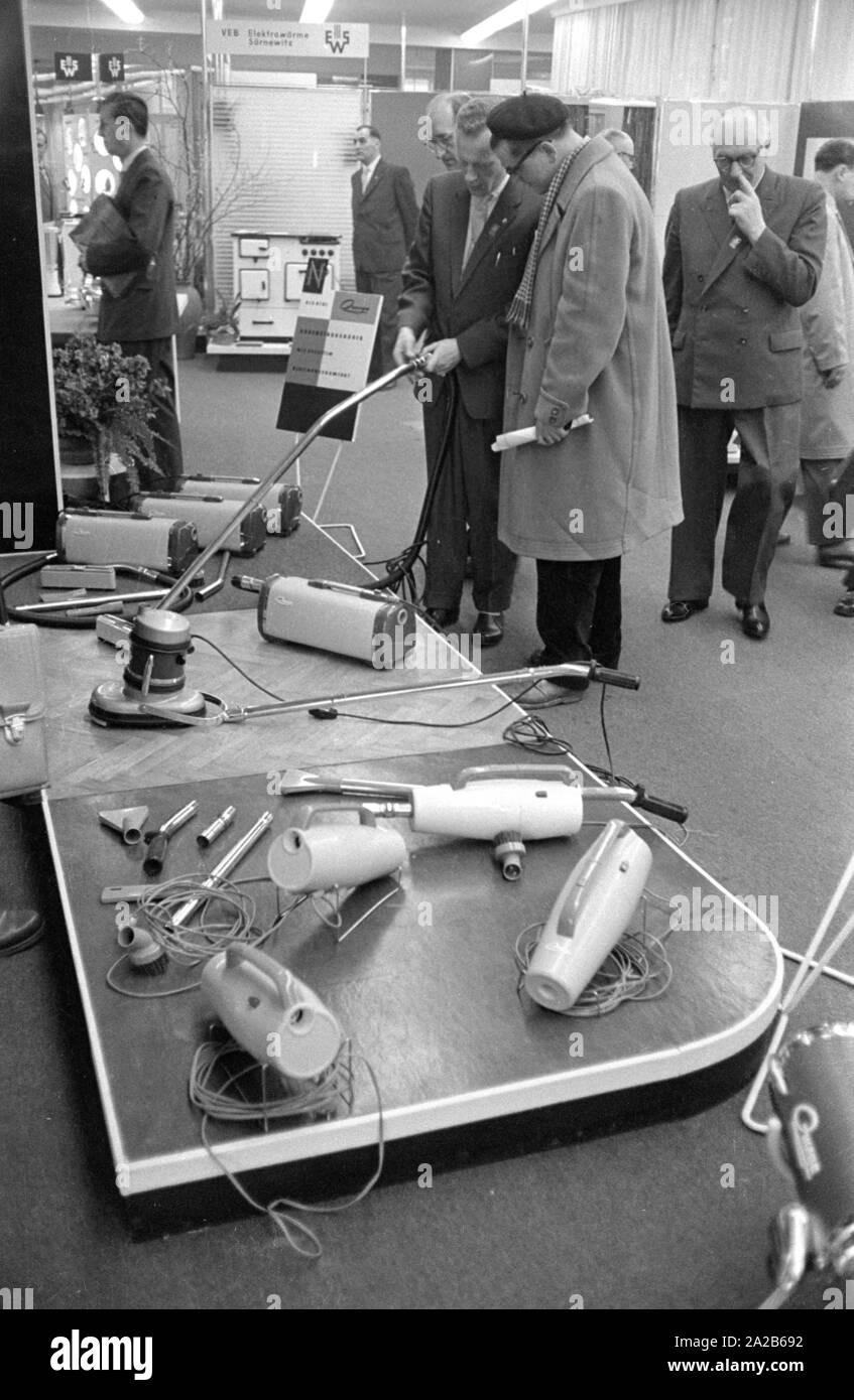 La città durante la Fiera di primavera 1960. Aspirapolvere in fiera. Foto Stock