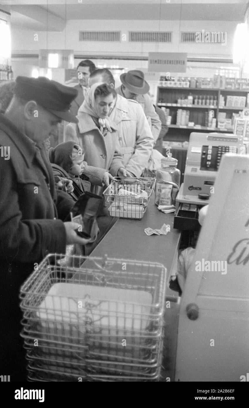 La città durante la Fiera di primavera 1960. Registratori di cassa in un supermercato. Foto Stock