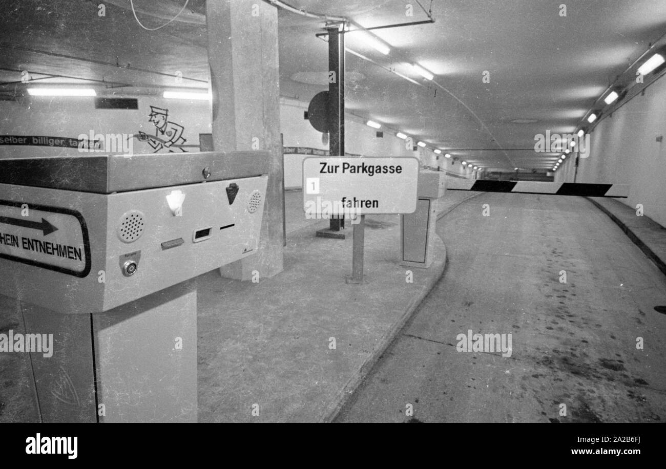 L'entrata del parcheggio sotterraneo a Stachus, che si trova nel Herzog-Wilhelm-Strasse tra Josephspitalstrasse Herzogspitalstrasse e. In primo piano i biglietti per il parcheggio della macchina e parcheggio barriera. In background sulla parete è una indicazione di una vicina stazione di gas. Foto Stock