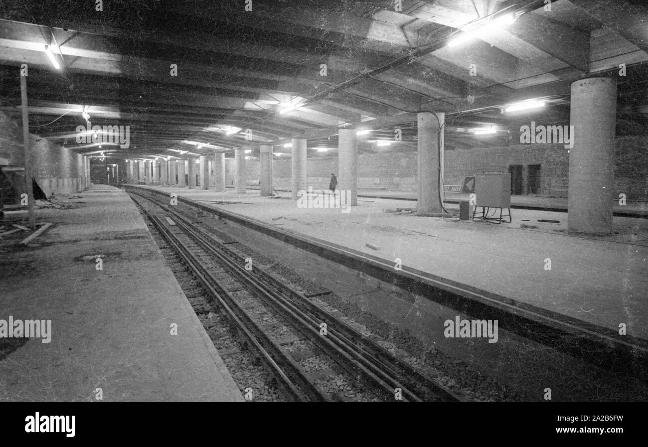 Vuoto, piattaforma incompiuta della stazione della metropolitana Stachus durante la fase di costruzione. Foto Stock