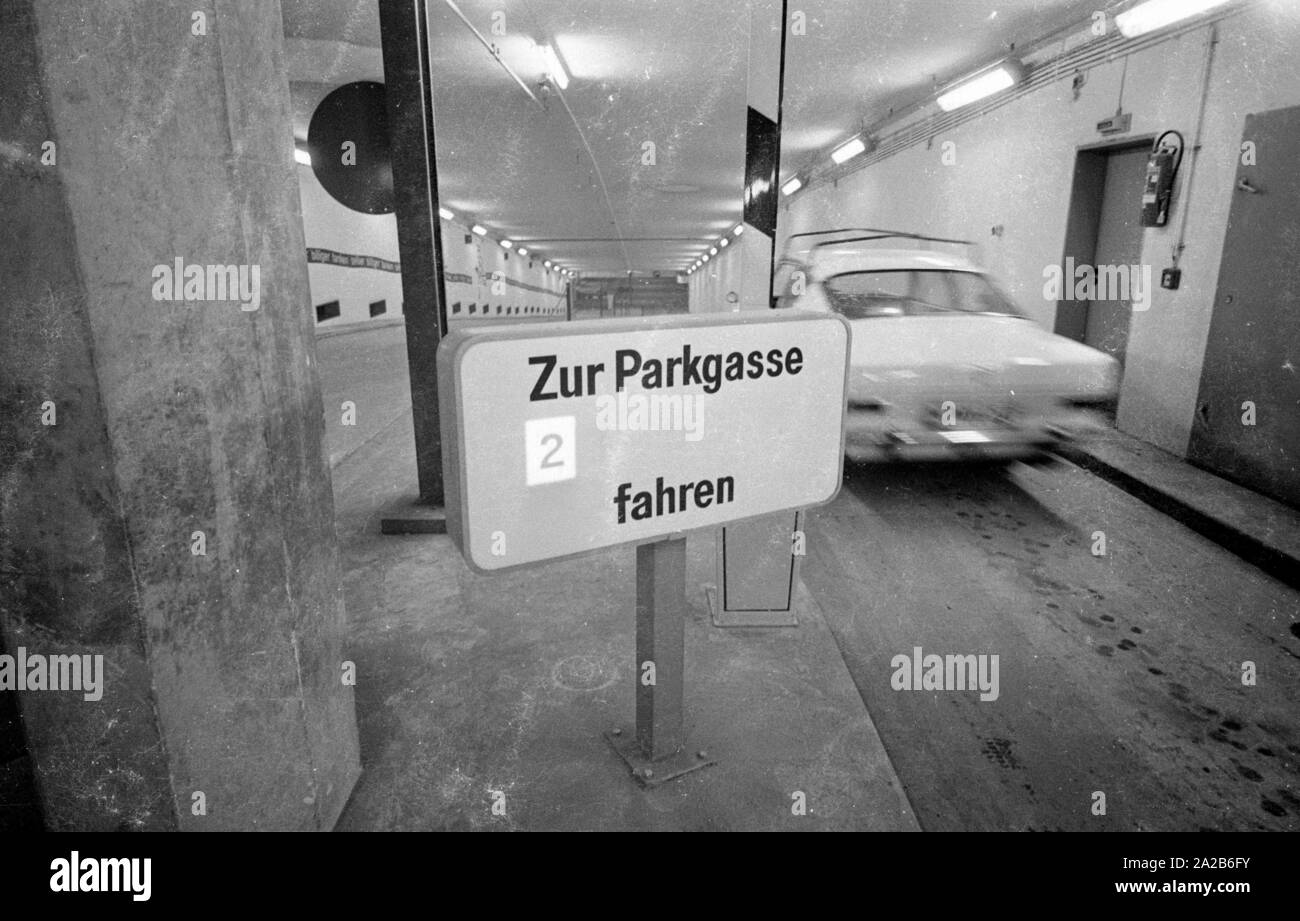 L'entrata del parcheggio sotterraneo a Stachus, che si trova nel Herzog-Wilhelm-Strasse tra Josephspitalstrasse Herzogspitalstrasse e. La barriera di parcheggio viene sollevato per un inserimento (Auto Opel Kadett B Coupe?). Foto Stock