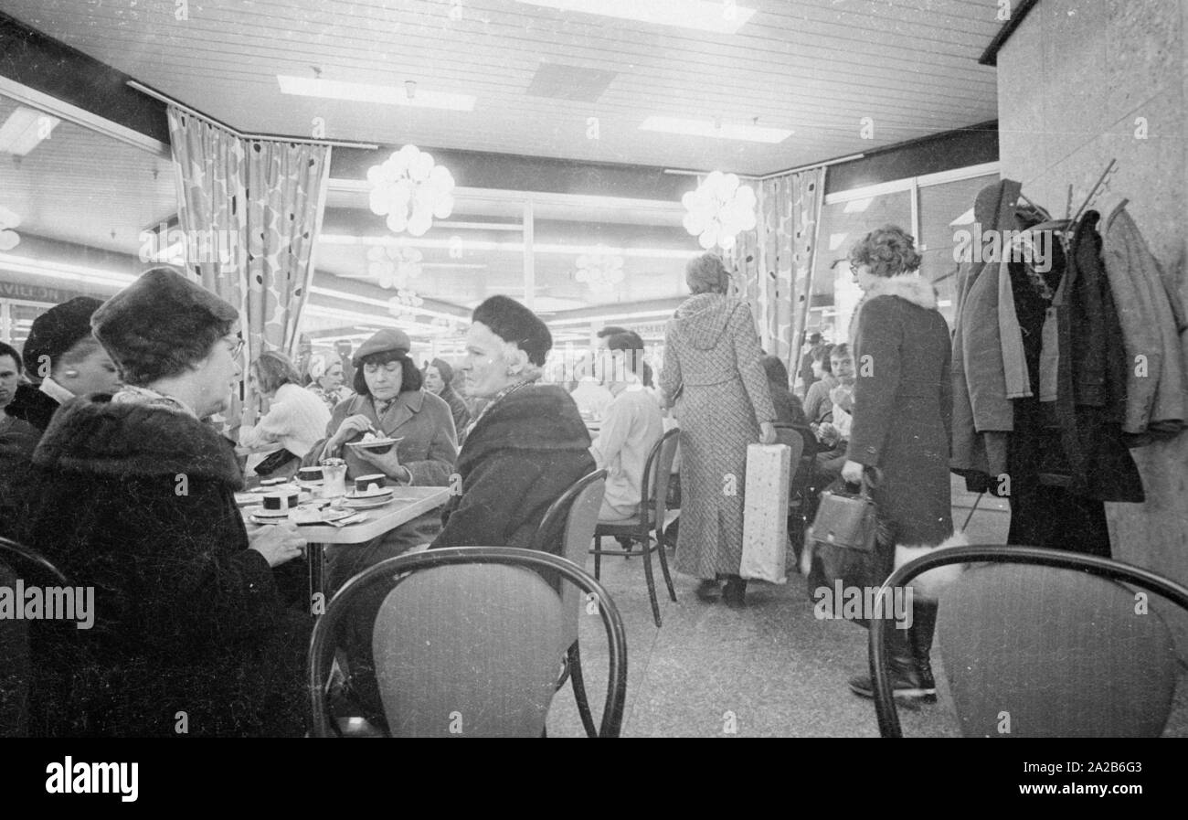 Cafe nel mezzanino a Stachus con gli ospiti che bere il caffè e mangiare la torta. Foto Stock