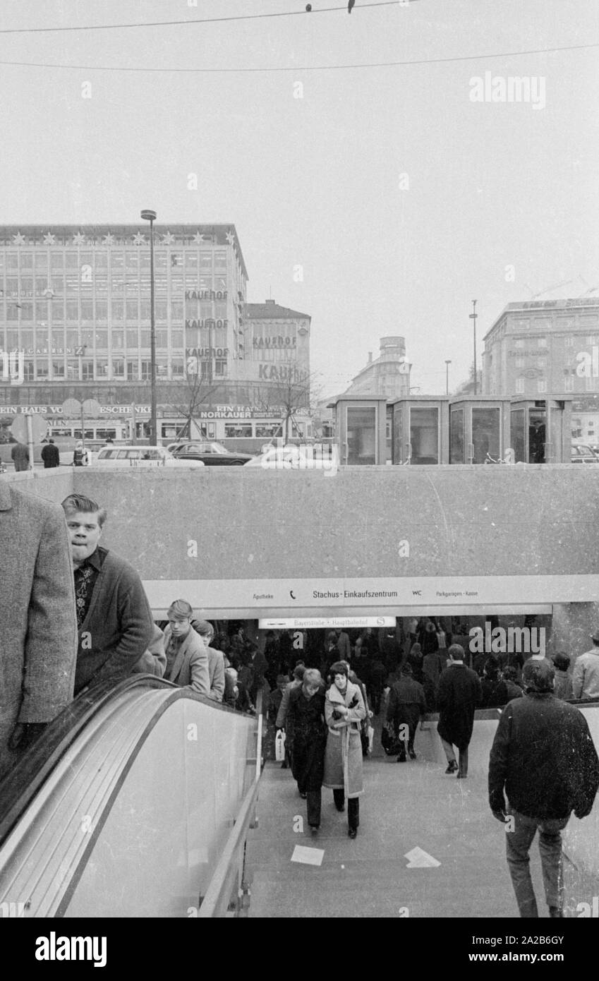 Ingresso e uscita dal livello inferiore a Stachus, che conduce alla S-Bahn e la Stachus shopping center. Sullo sfondo a sinistra il department store 'Kaufhof' con annunci pubblicitari di 'Zechbauer Zigarren' e a destra l'Hotel Koenigshof (Der Koenigshof). Foto Stock