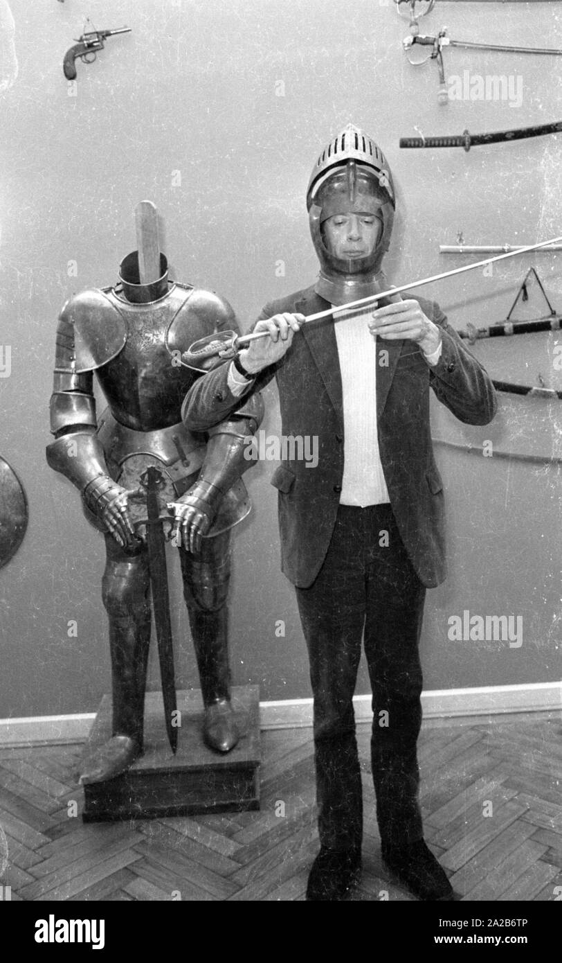 Rudi Carrell posa con Knight's Armor. Foto Stock