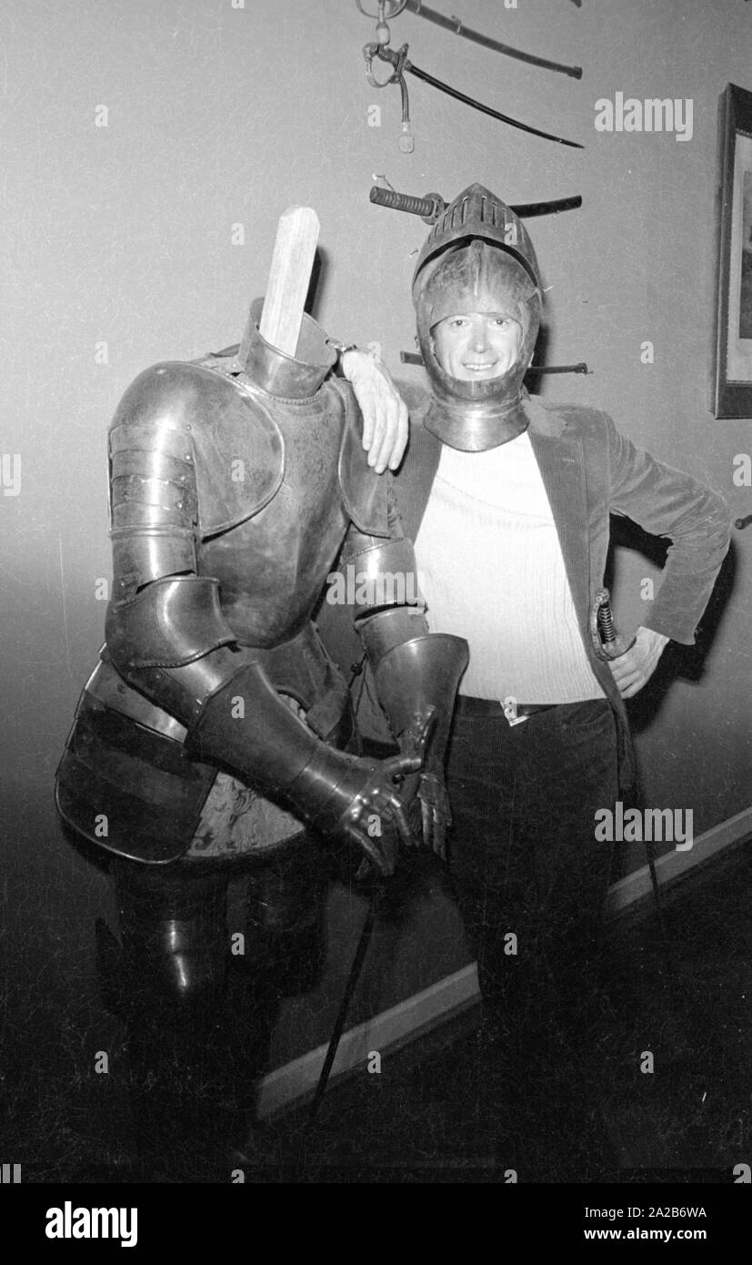 Rudi Carrell posa con Knight's Armor. Foto Stock