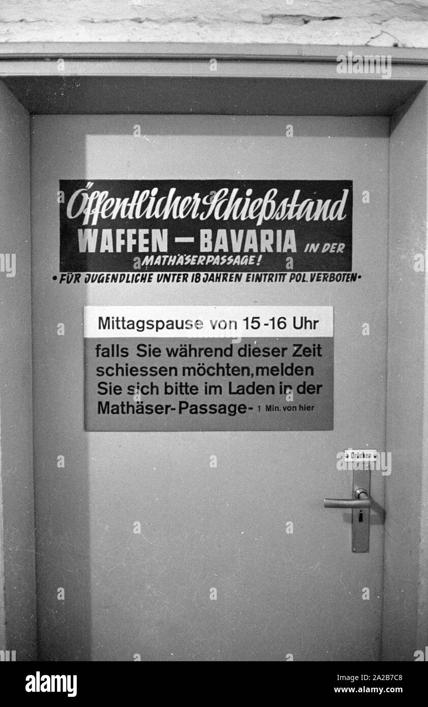 Gli ospiti del 'Pistolenclubs Baviera e.V. Muenchen' sono informati con indicazioni circa la pausa pranzo. Il club è stato fondato il 7 novembre 1961, e nei primi anni di operato in un poligono di tiro nel seminterrato del complesso Mathaeser, non lontano da Stachus a Monaco di Baviera. Foto non datata, probabilmente negli anni sessanta. Foto Stock