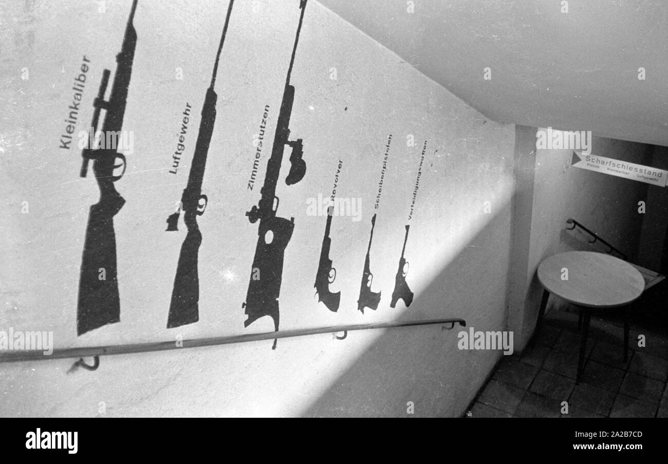 Nella scala del poligono di tiro nel complesso Mathaeser a Monaco di Baviera, sono mostrate le armi con cui si può sparare qui senza una licenza di pistola. Foto non datata, probabilmente a partire dagli anni sessanta. Foto Stock