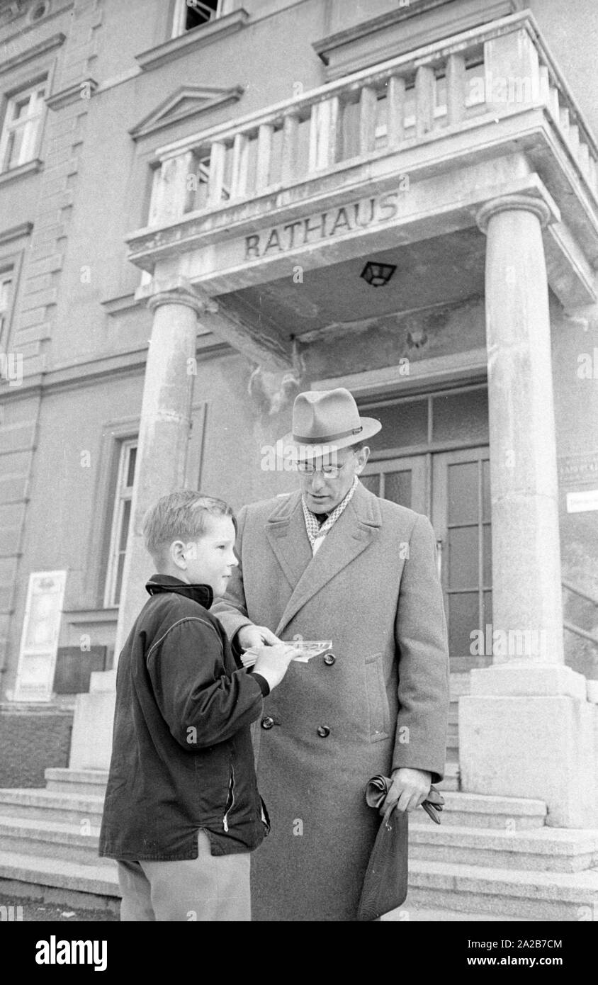 Il nuovo sindaco di Miesbach, l'insegnante e SPD candidato Rudolf Pikola davanti al municipio in conversazione con un ragazzo / studente. Foto Stock