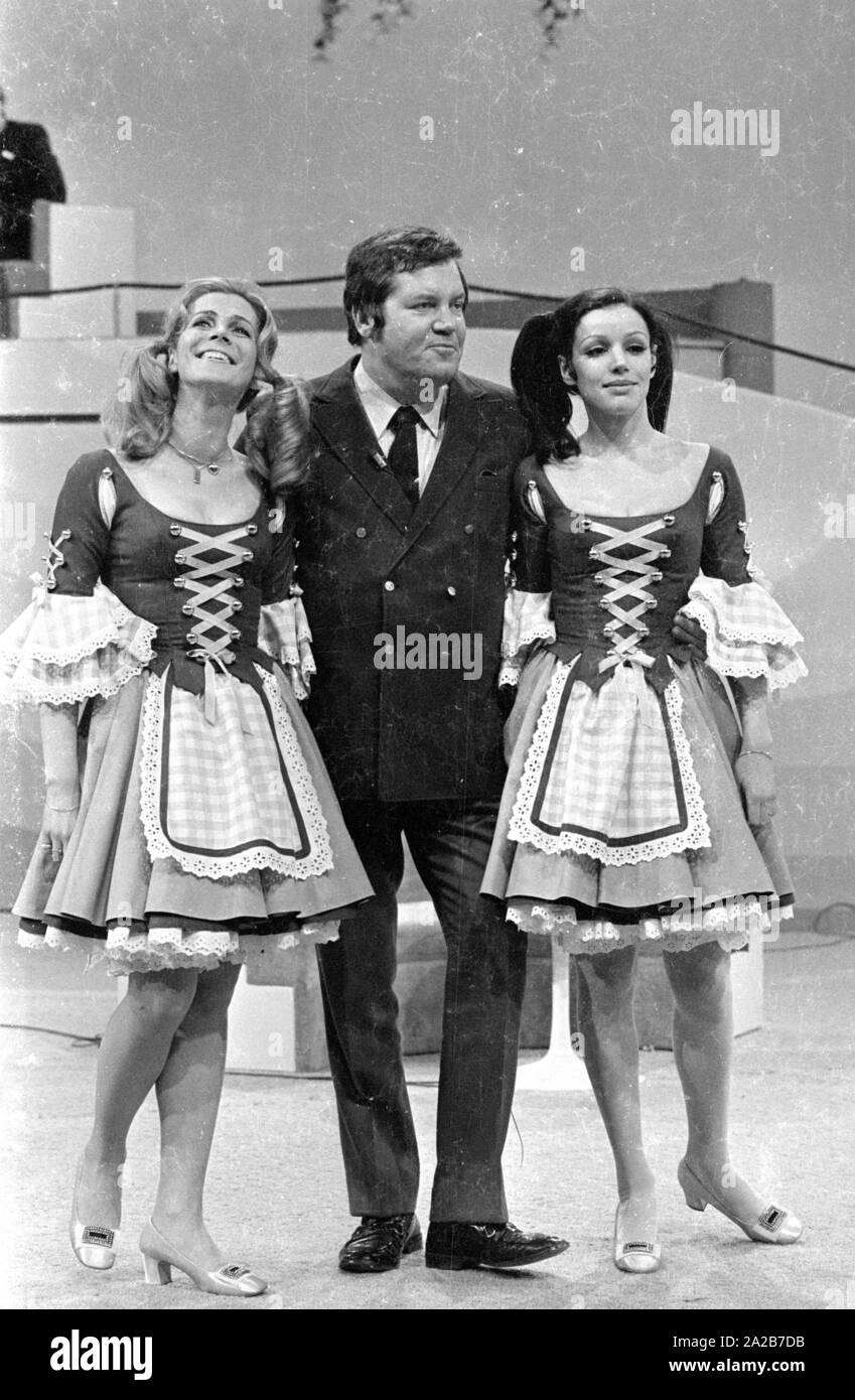 Wim Thoelke con i suoi due assistenti in costumi e pigtail sul programma televisivo di 3x9. Foto Stock
