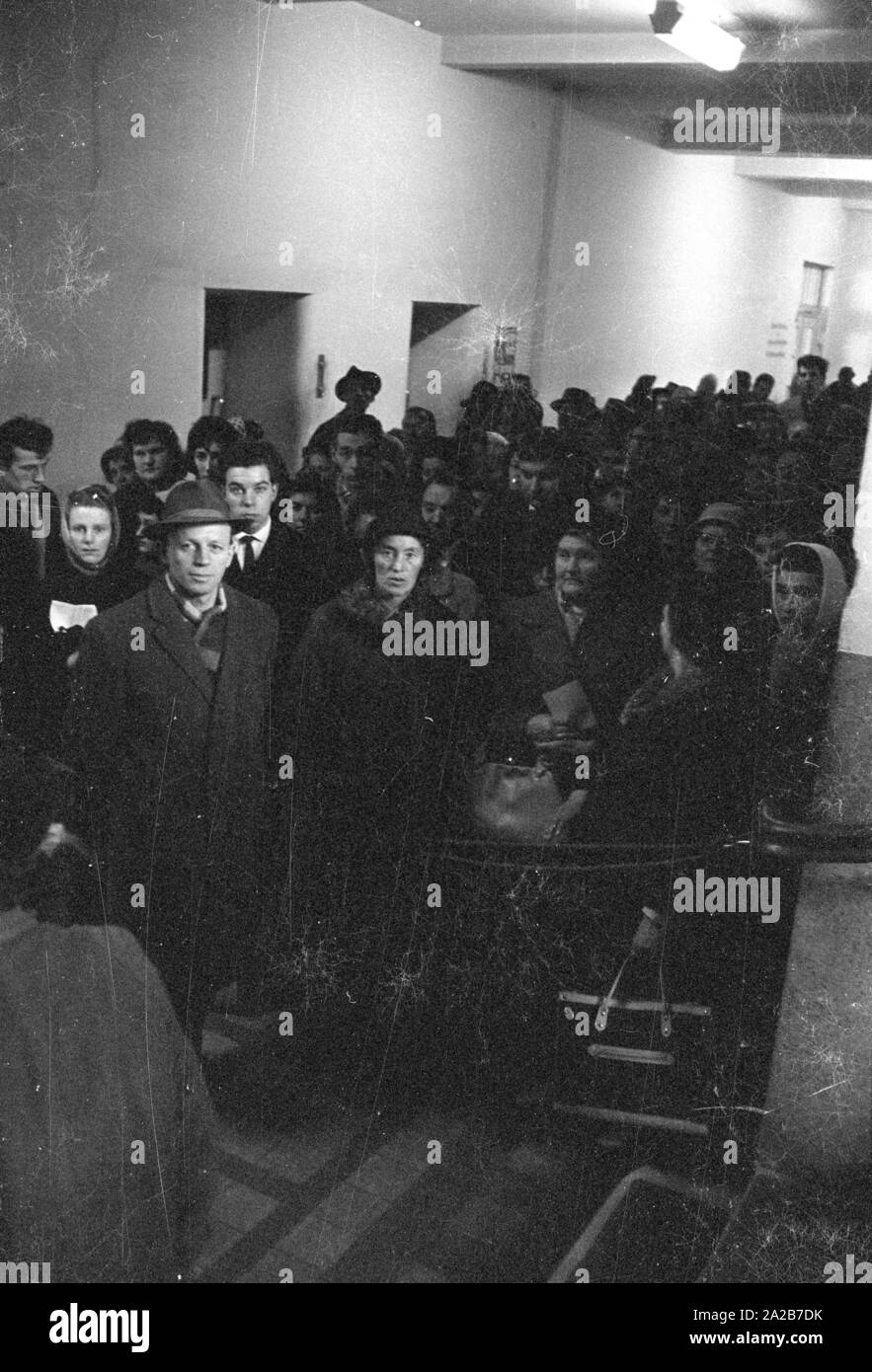 Introduzione di un nuovo vaccino antinfluenzale da Chemische Fabrik Ravensberg. Le persone sono in piedi in linea per ottenere vaccinati. Foto Stock