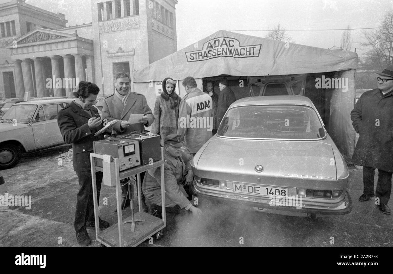 Sul Koenigsplatz a Monaco di Baviera, l'ADAC effettua la misura dei gas di scarico. Una BMW è attualmente testato. Dietro il contatore a destra l'attore Blacky Fuchsberger. Foto Stock